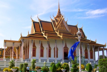 Siem Reap – Volo per Phnompenh – Tour gastronomico di strada (Pc, C)