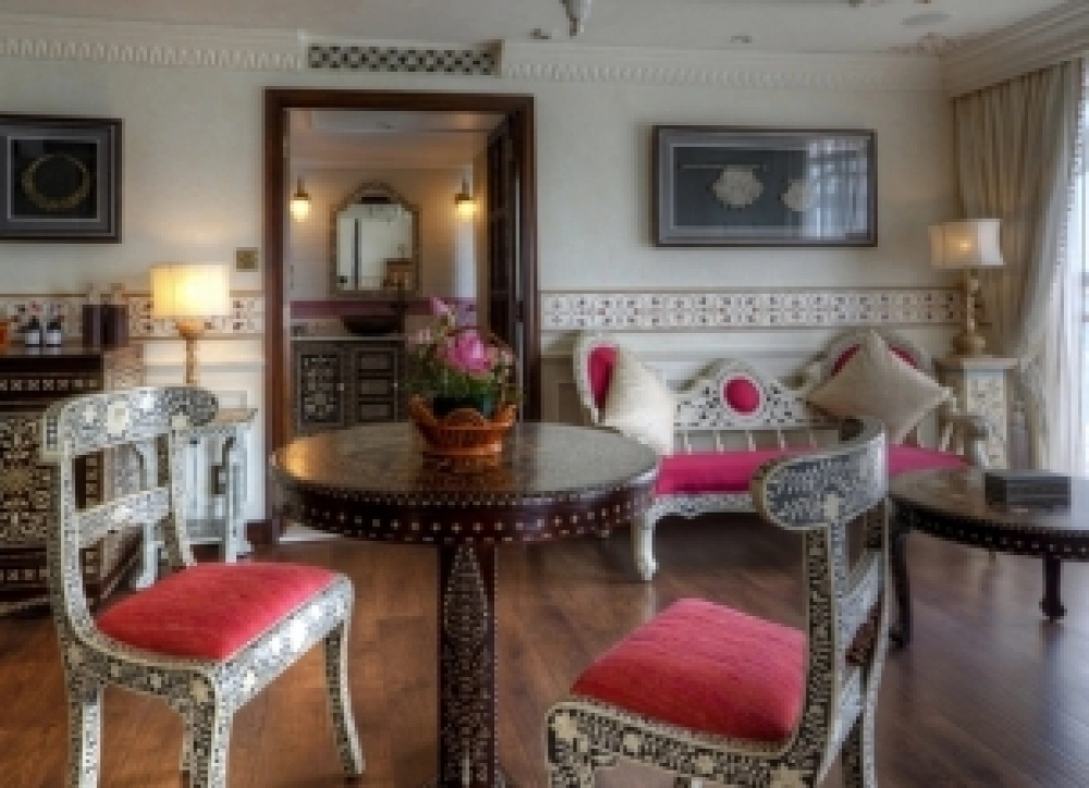 Phnom Penh (B, L, D)