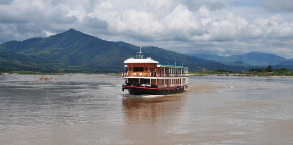 Confine Thailandia/ Laos (B, L, D)