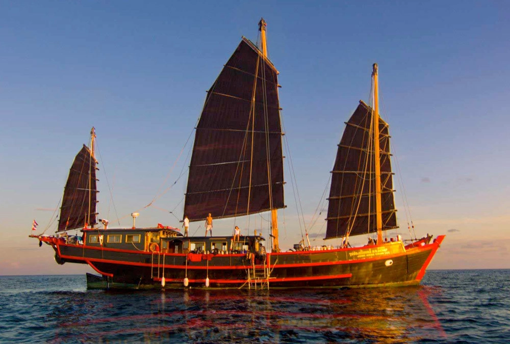 Koh Bon/Koh Tachai (B, L, D) 