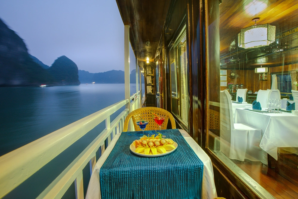 Baia di Halong - Grotta delle Sorprese - Hanoi (B, L)
