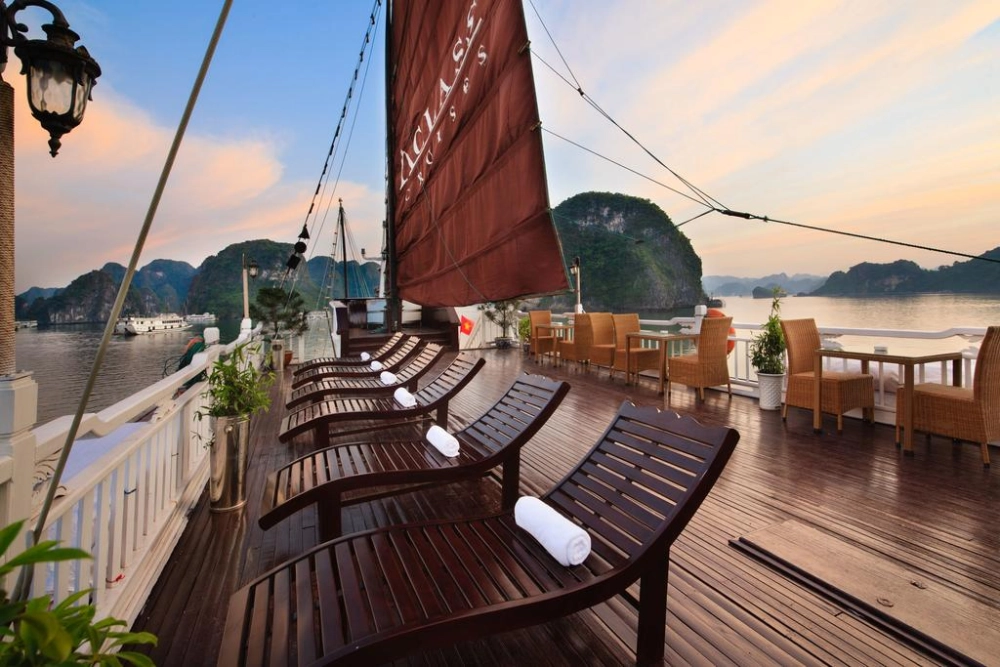 Hanoi - Baia d’Ha Long (L,D)