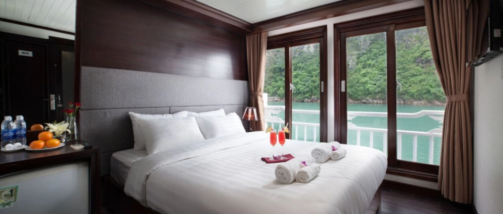 Baia d’Ha Long - Hanoi (B, L)