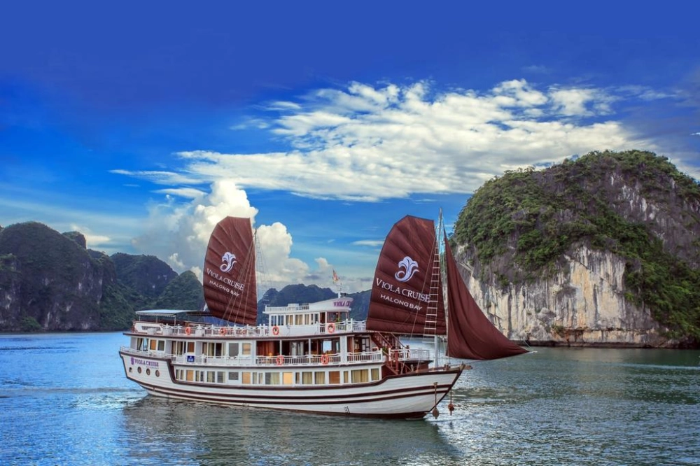 Baie d’Ha Long – Grotte de Lumière et de Sombre – Grotte de Ho Dong Tien (B, L, D)