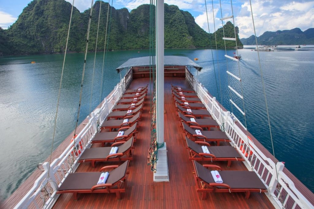 Baie d’Ha Long – Grotte de Sung Sot - Hanoi (B, L)