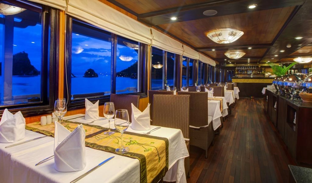 Baia d’Ha Long (B, L, D)