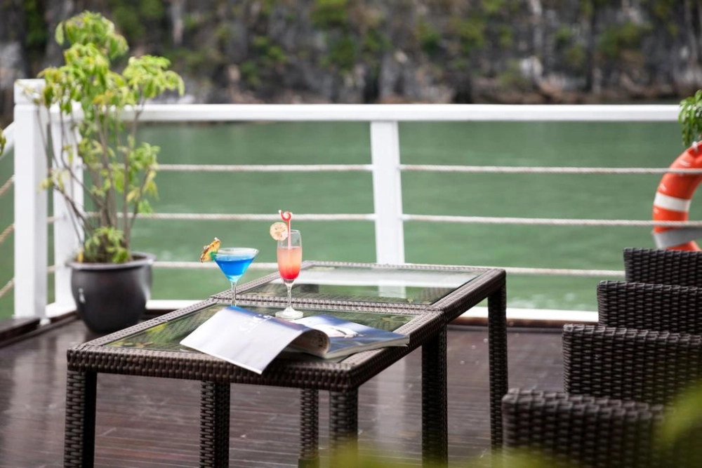 Baia d'Ha Long - Hanoi (B, L)