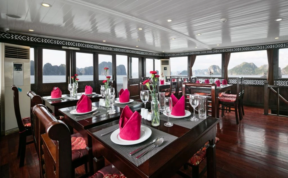 Baia d’Halong - Lezione di Tai chi  - Grotta del labirinto - Villaggio galleggiante di Cua Van - Pranzo Fattoria delle perle - Cena - Tempo libero per le attività (B, L, D) 