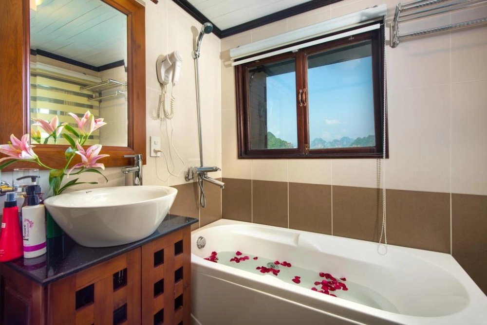 Baia di Halong - Hanoi (B, L)