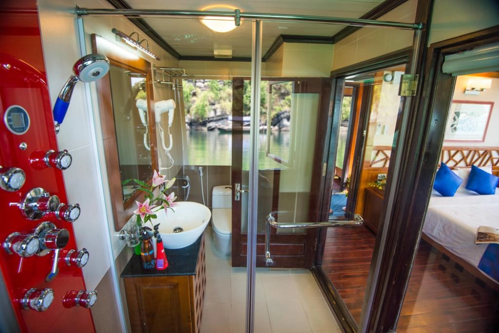 Baia d’Ha Long – Hanoi (B, L)