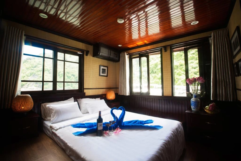 Hanoi – Baie de Bai Tu Long – Grotte du Sombre & de la Lumière (L, D) 