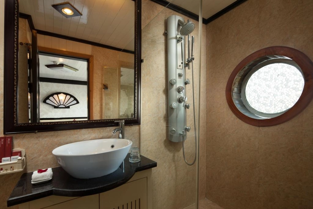 Ha Long - Grotta di Luon - Hanoi (B, L)