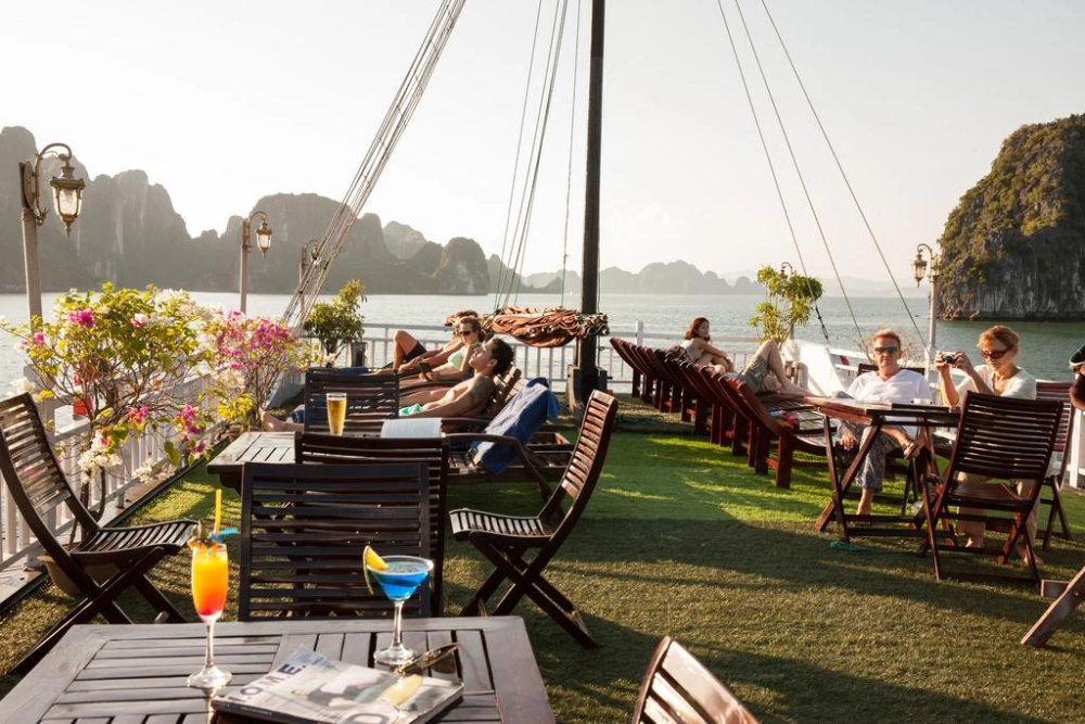 Hanoi -  Baia d’Ha Long (L, D)