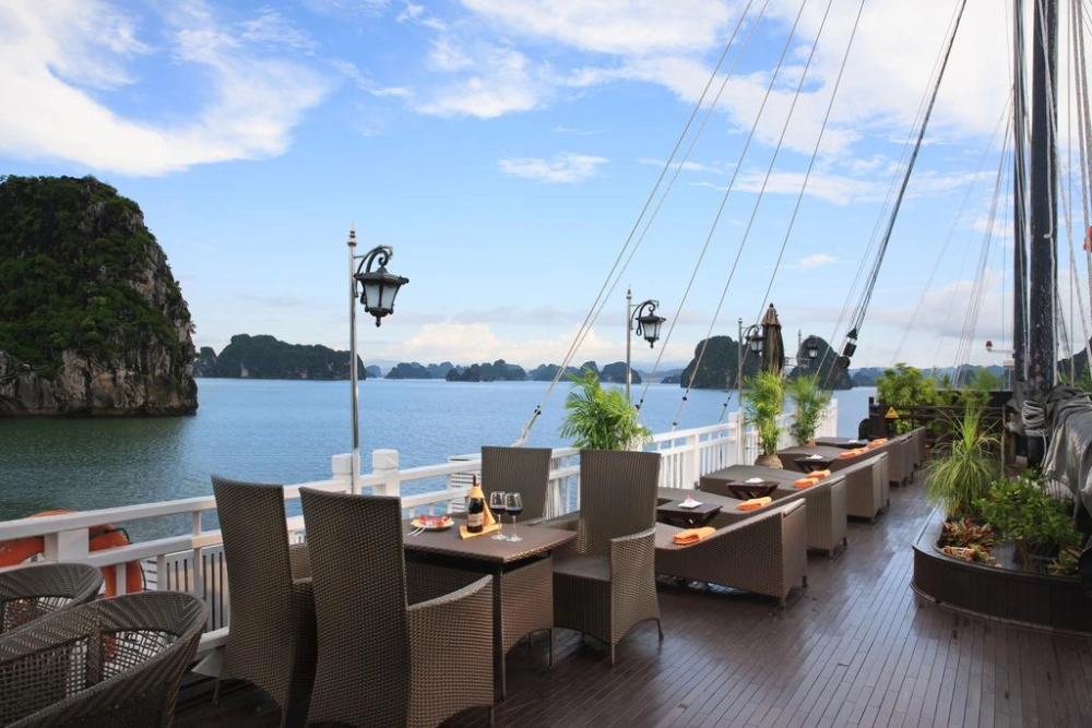 Hanoi – Baie de Bai Tu Long (L, D)