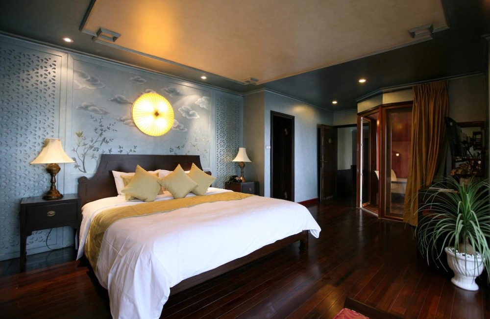 Baia d'Ha Long – Hanoi (B, L)