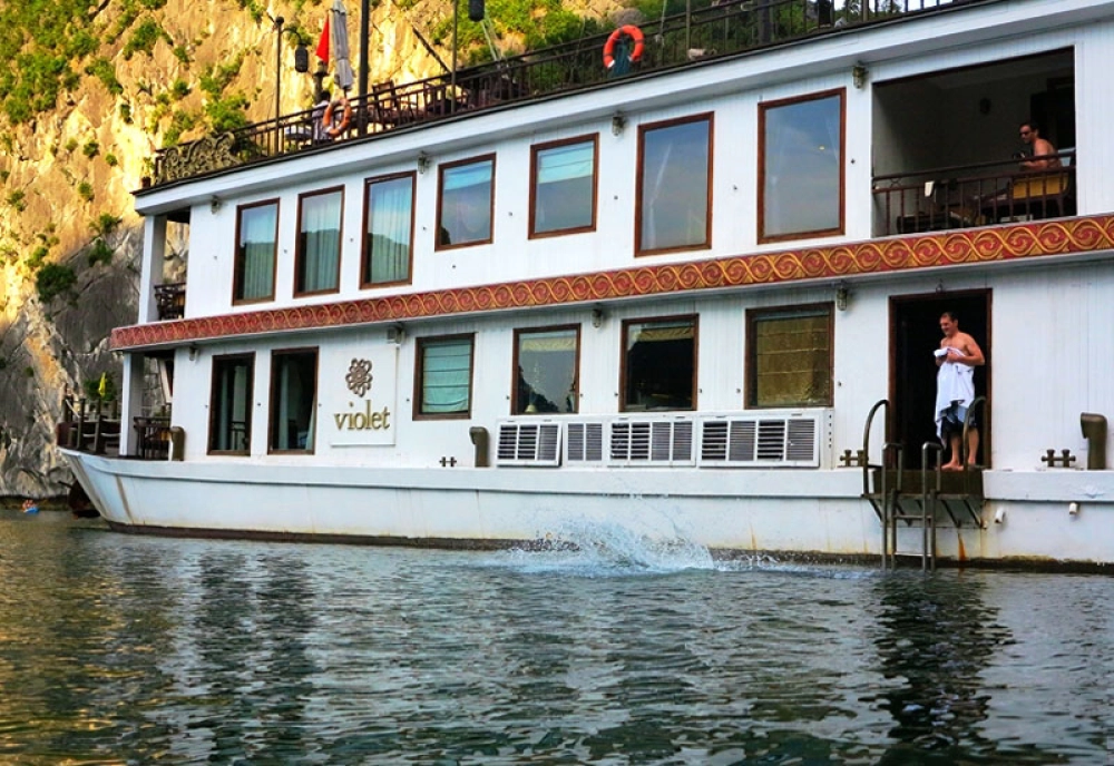 Baia d'Ha Long – Hanoi (B, L)