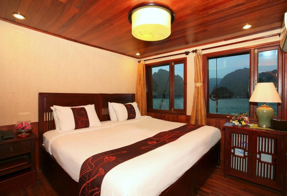 Baie d’Halong – Hanoi (B, L)