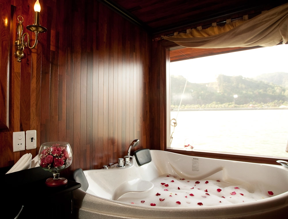 Hanoi – Baie d’Halong (L, D)