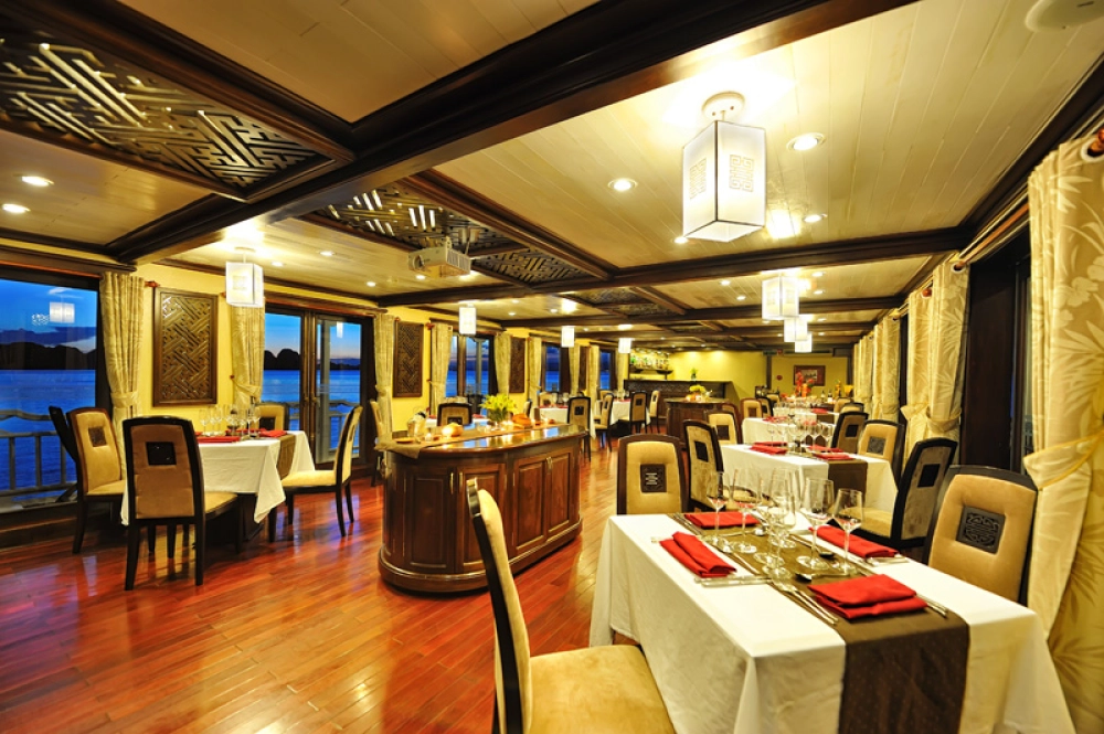 Hanoi – Baia d’Ha Long (L, D)