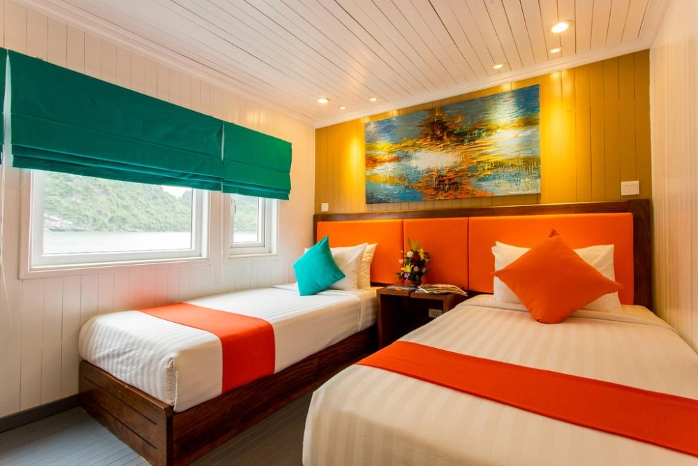 Hanoi -  Baia d’Ha Long – Grotte di Sung Sot (L, D)