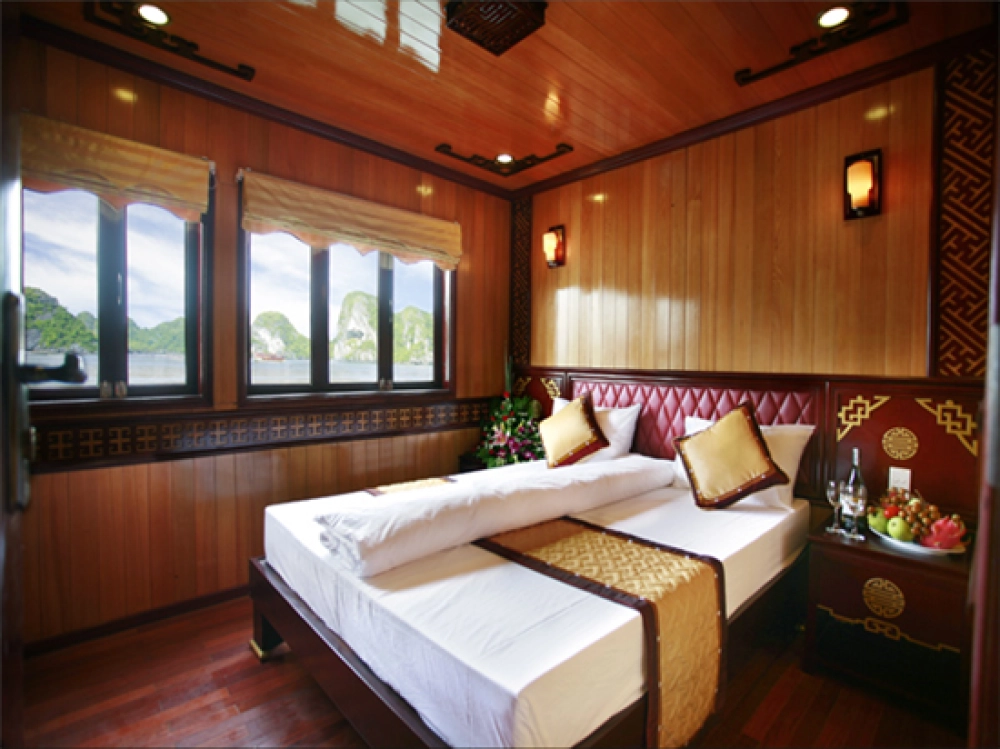 Hanoi – Baie d’Ha Long – Baie de Bai Tu Long (L, D)