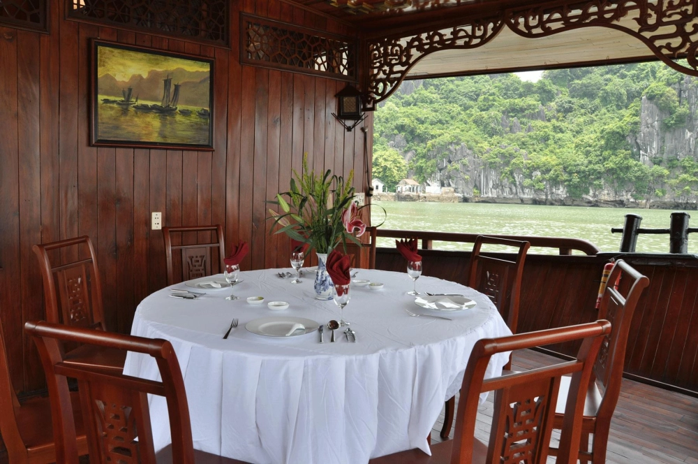 Hanoi - Ȋle de Cat Ba – Baie de Lan Ha (L, D)
