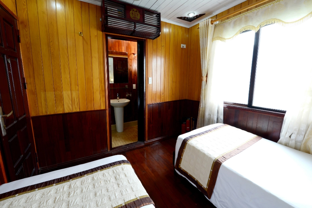 Baie de Lan Ha – Hon Gai - Hanoi (B, L)