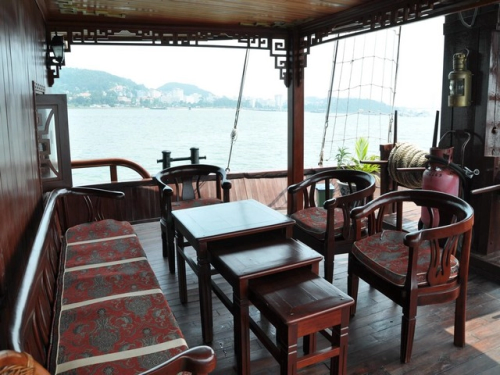Ong Cam – Baie de Bai Tu Long - Baie de Lan Ha (B, L, D)