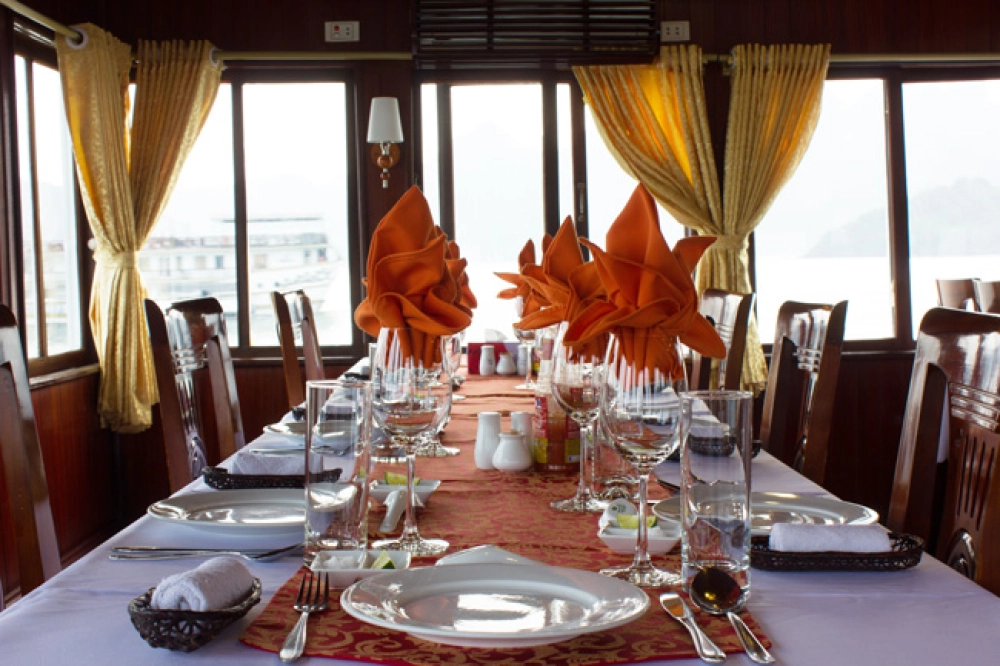 Hanoi – Baia d’Ha Long (L, D)