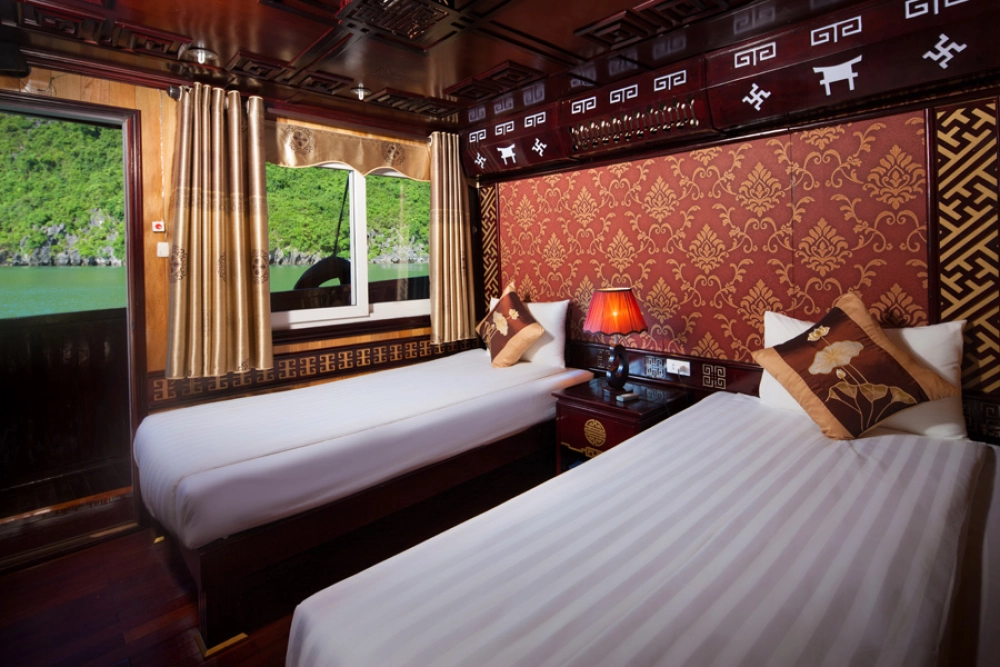 Baia d’Ha Long - Hanoi (B, L)