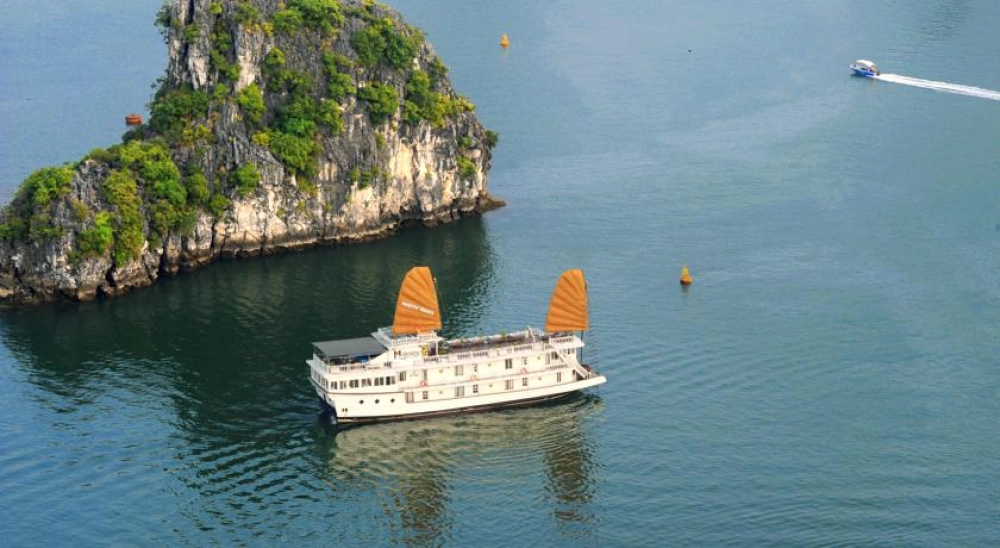 Hanoi – Baia d’Ha Long (L, D)