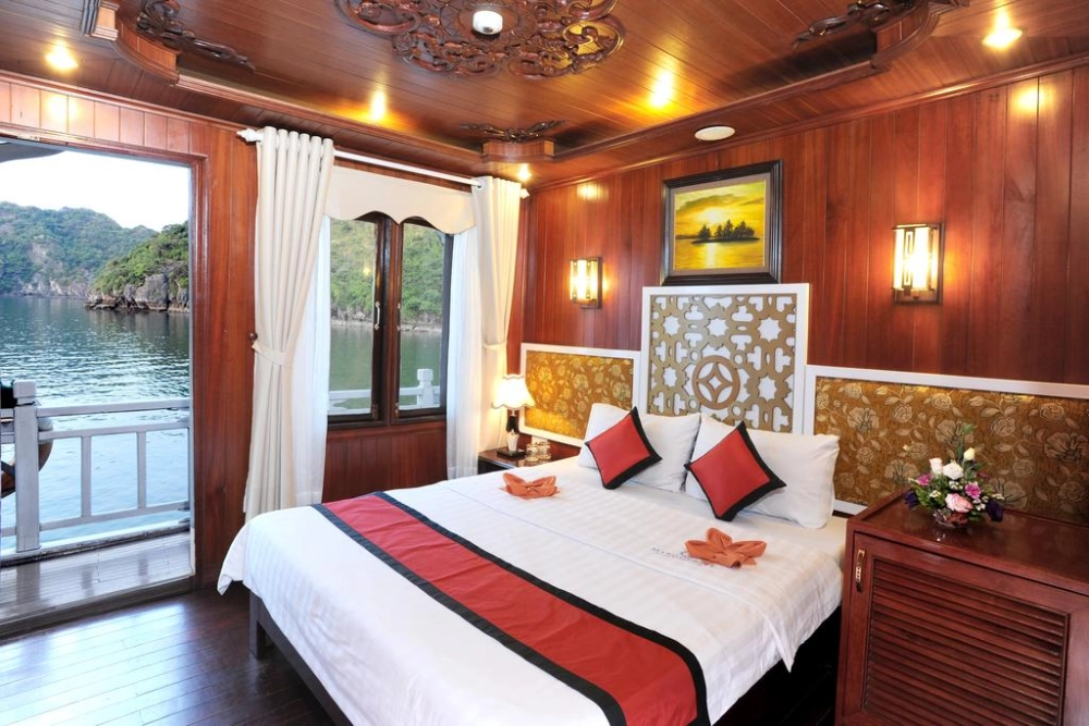 Baia d’Ha Long – Hanoi (B, L)
