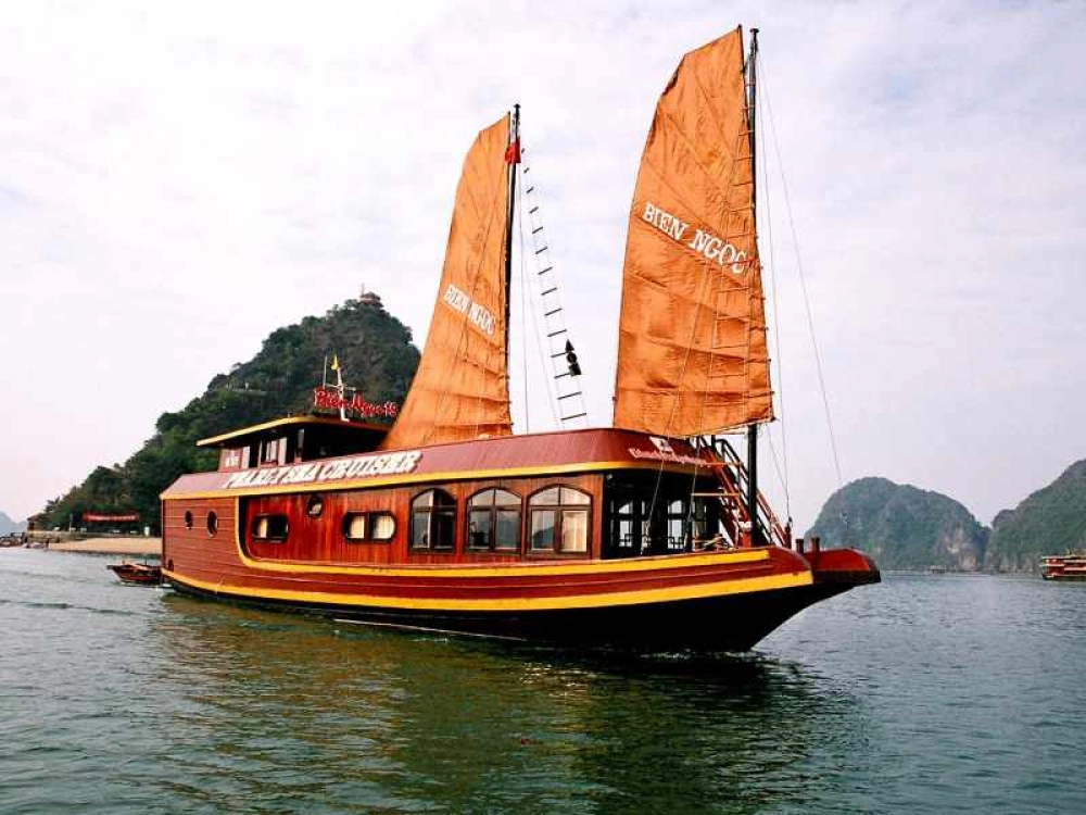 Hanoi – Baie d’Ha Long – Village de pêcheurs de Vong Vieng – Baie de Bai Tu Long (L, D)