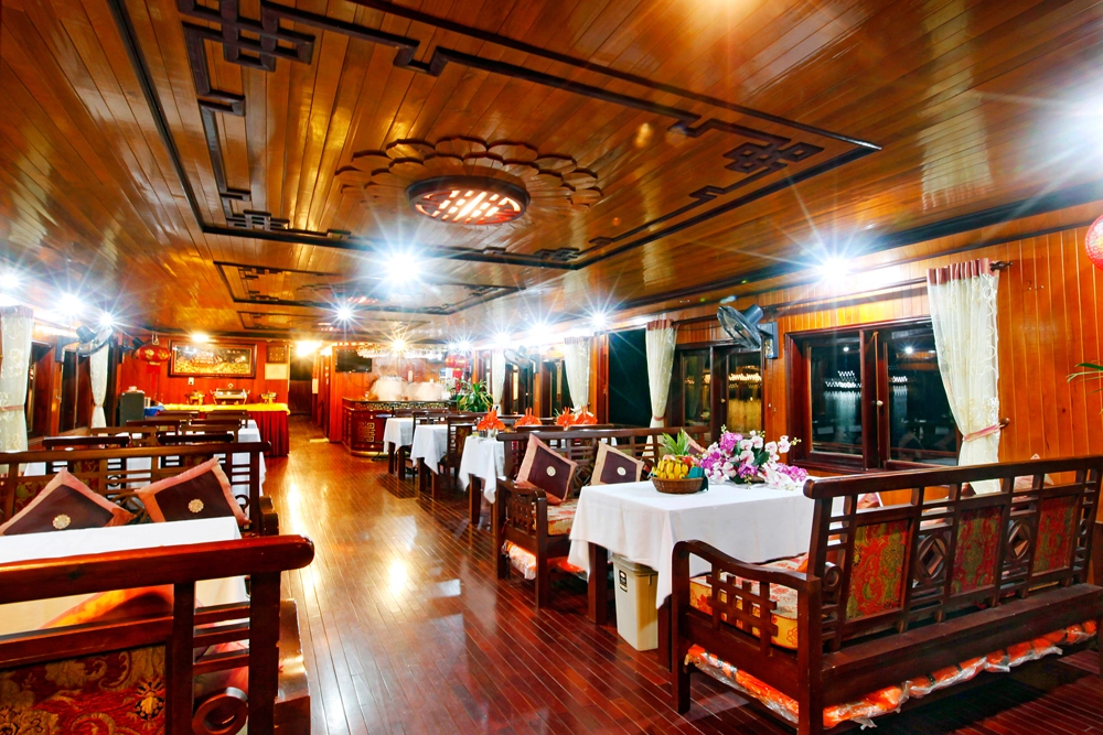 Baie d’Ha Long – Hanoi (B, L)