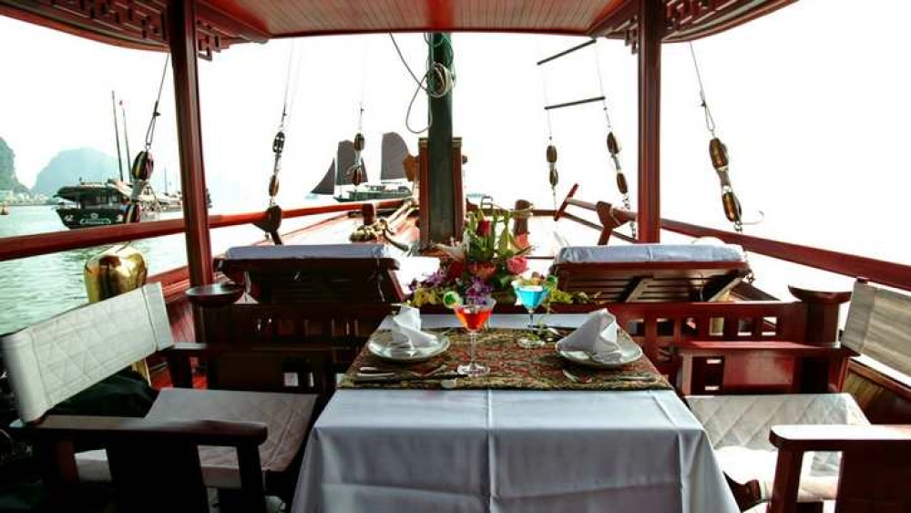 Hanoi – Port d’Hon Gai – Baie de Bai Tu Long– Cong Do (L, D)