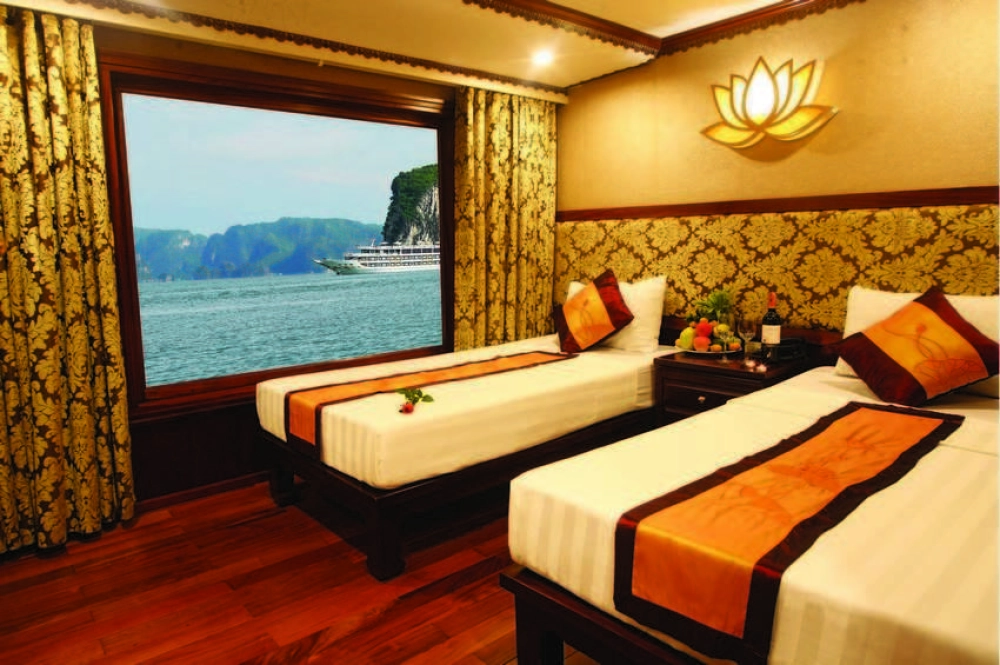 Baie d’Ha Long– Hanoi (B, L)