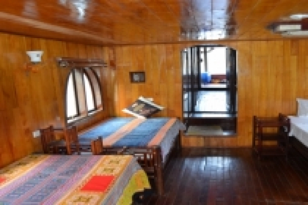 Baie d’Ha Long - Baie de Bai Tu Long – Village Vung Vieng (B, L)