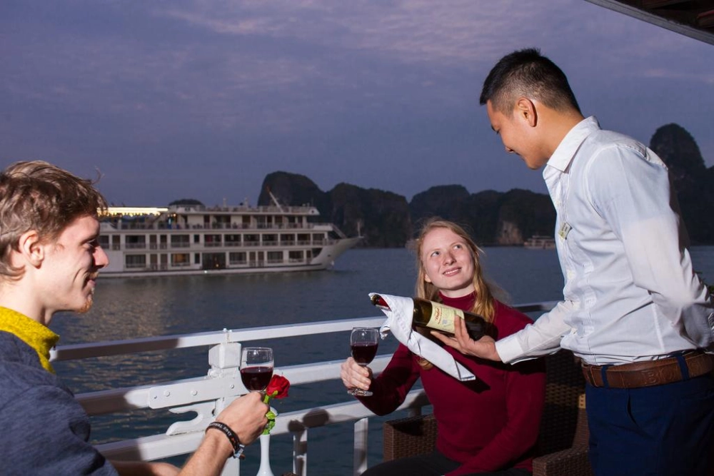 Hanoi - Ha Long - Grotte surprenante - L'île Titop – Fête au coucher du soleil - Cours de cuisine – Pêche (L, D)