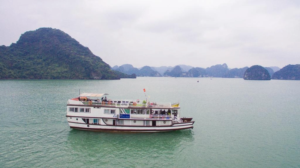 Baie d’Ha Long - Kayak – Ferme de perles – Ile de Cat Ba (B, L, D)