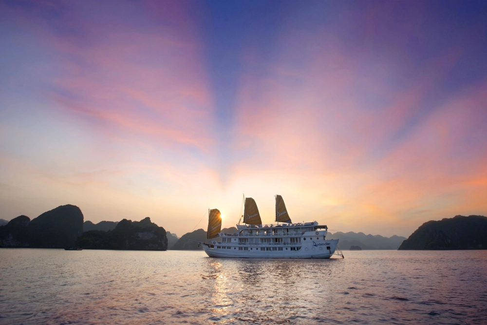 Baia d’Ha Long (B, L, D)