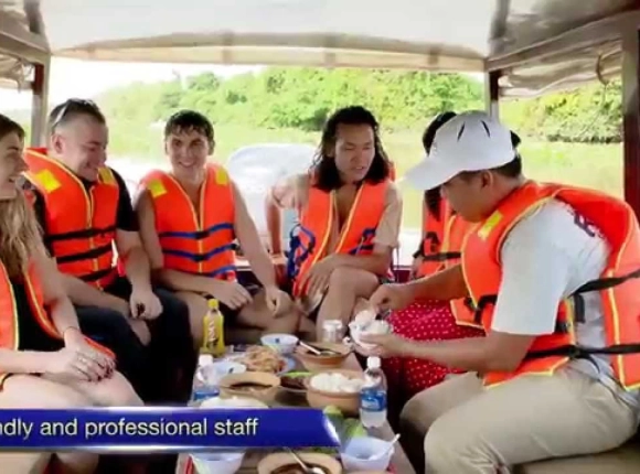 Corso di cucina e crociera al tramonto sul fiume Saigon (mezza giornata)