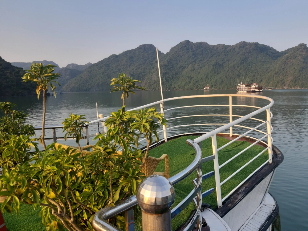 Hanoi - Halong - Baie de Lan Ha (L, D)