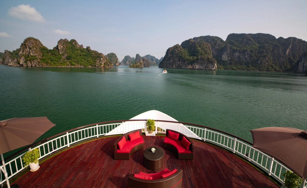Baie de Lan Ha - Grotte Sang Toi - Baie de Ha Long - Port de Tuan Chau - Hanoi (B, L)