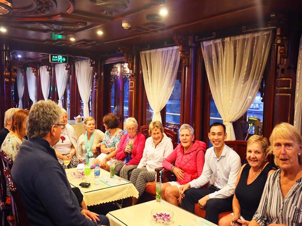 Baie d'Ha Long - Hanoi (B, L)