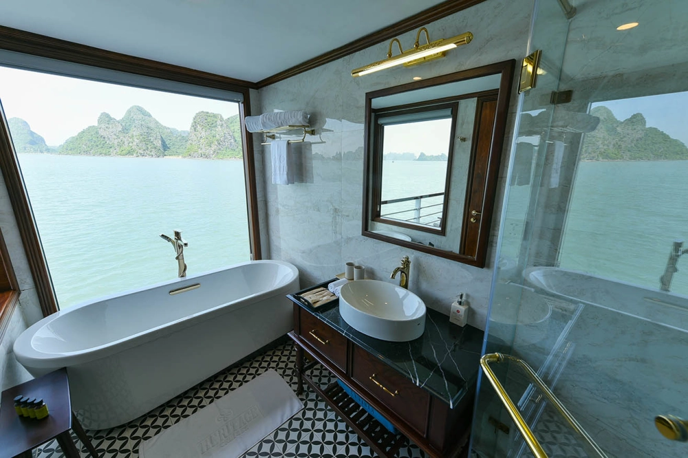 Hanoi - Haiphong - Baie d'Halong - Baie de Lan Ha dans l'archipel de Cat Ba (-/L/D)
