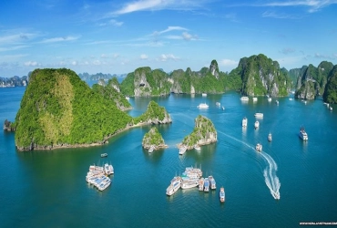 Baia di Ha Long (B, L, D)