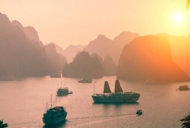 Hanoi - Baia di Ha Long - Pernottamento sulla crociera (B, L, D) Join con staff parlante inglese