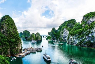 Baia di Bai Tu Long - Grotta di Thien Canh Son – Porta di Halong - Hanoi (B, L)