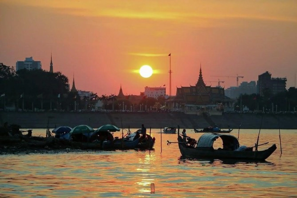Tan Chau - Phnom Penh (B, L, D)