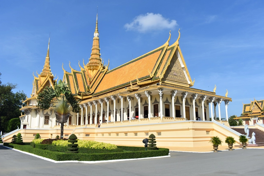 Phnom Penh (B, L, D)